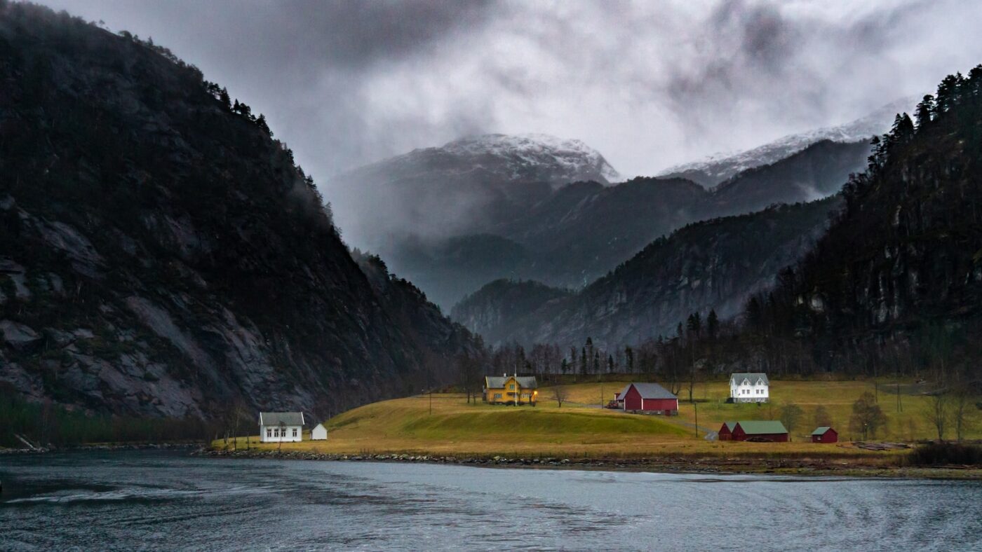 houses in near mountains and trees during daytime